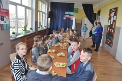 Śniadanie daje moc uczniom Społecznej Szkoły Podstawowej w Przybysławicach - fot. K. Capiga