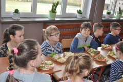 Śniadanie daje moc uczniom Społecznej Szkoły Podstawowej w Przybysławicach - fot. K. Capiga