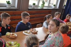 Śniadanie daje moc uczniom Społecznej Szkoły Podstawowej w Przybysławicach - fot. K. Capiga
