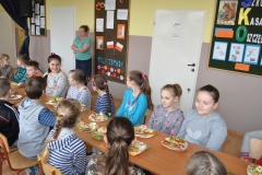 Śniadanie daje moc uczniom Społecznej Szkoły Podstawowej w Przybysławicach - fot. K. Capiga
