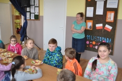 Śniadanie daje moc uczniom Społecznej Szkoły Podstawowej w Przybysławicach - fot. K. Capiga