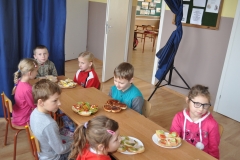 Śniadanie daje moc uczniom Społecznej Szkoły Podstawowej w Przybysławicach - fot. K. Capiga