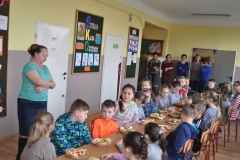 Śniadanie daje moc uczniom Społecznej Szkoły Podstawowej w Przybysławicach - fot. K. Capiga