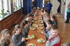 Śniadanie daje moc uczniom Społecznej Szkoły Podstawowej w Przybysławicach - fot. K. Capiga