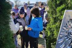 SP-Ksiaz-Maly-uczniowie-na-mogilach-w-Trzonowie-001