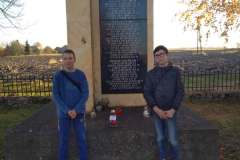 SP-Ksiaz-Maly-uczniowie-na-mogilach-w-Trzonowie-003