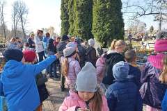 SP-Ksiaz-Maly-uczniowie-na-mogilach-w-Trzonowie-006