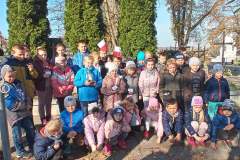 SP-Ksiaz-Maly-uczniowie-na-mogilach-w-Trzonowie-007