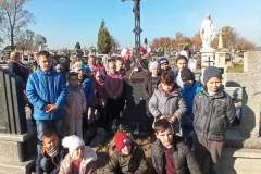 SP-Ksiaz-Maly-uczniowie-na-mogilach-w-Trzonowie-008