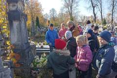 SP-Ksiaz-Maly-uczniowie-na-mogilach-w-Trzonowie-010
