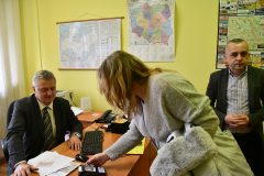 Naczelnik Wydziału Janusz Skóra i kierownik Roman Wąwoźny obsługują petentkę