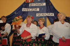 Wieczór Seniora z KGW Książ Wielki - kwiaty dla Marianny Portka - miechowski.pl - fot. K. Capiga