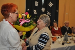 Wieczór Seniora z KGW Książ Wielki - kwiaty dla Marianny Gawęckiej - miechowski.pl - fot. K. Capiga