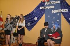 Wieczór Seniora z KGW Książ Wielki - występ uczniów miejscowej Szkoły Podstawowej - miechowski.pl - fot. K. Capiga