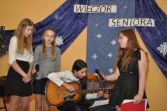 Wieczór Seniora z KGW Książ Wielki - występ uczniów miejscowej Szkoły Podstawowej - miechowski.pl - fot. K. Capiga