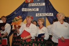 Wieczór Seniora z KGW Książ Wielki - kwiaty dla Marianny Portka - miechowski.pl - fot. K. Capiga