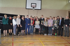 Laureaci, organizatorzy i goście konkursu w Zespole Szkół Nr 2 im. Jana Pawła II w Miechowie - fot. K. Capiga