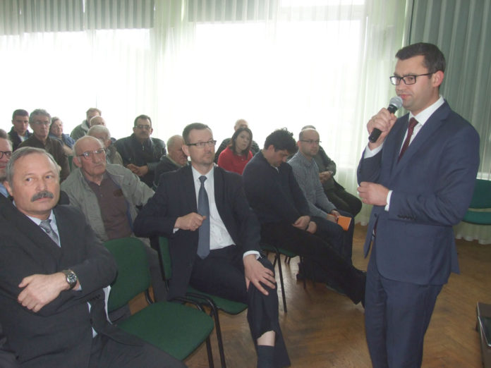 Burmistrz Dariusz Marczewski wita przybyłych gości