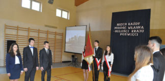 Absolwenci „Ekonomika” wkraczają w dorosłość Absolwenci oddają hołd sztandarowi szkoły