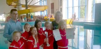 Międzyszkolny meeting o „Pluszową Rybkę” Najlepsi z burmistrzem Dariuszem Marczewskim i dyr. CKiS Sylwią Suchecką