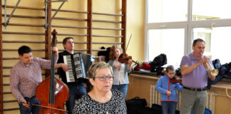 Jak za dawnych lat – wśród „Miechowiaków” Na próbie "Miechowiaków" - Maria Kwiatek z kapelą - fot. Krzysztof Capiga