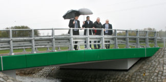 Radni powiatowi ocenili stan dróg Na moście - radny Andrzej Dziubka, wicestarosta Jerzy Pułka, przewodniczący Rady Powiatu Mariusz Wolny, dyr. ZDP Roman Suchoń. fot. R. Nasada