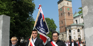 Półwiecze ośrodka w Zagorzycach Wychowankowie SOSW Zagorzyce ze sztandarem - miechowski.pl - fot. W. Pengiel