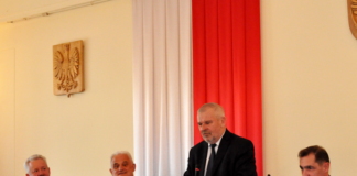 Wojewoda Małopolski w Miechowie Wojewoda przy stole prezydialnym. Od lewej: przewodniczący Rady Powiatu Mariusz Wolny, wojewoda Jerzy Pilch, starosta Marian Gamrat, wicestarosta Jerzy Pułka