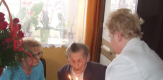 Sto lat to za mało… Tort urodzinowy dla stulatki Anieli Jaros