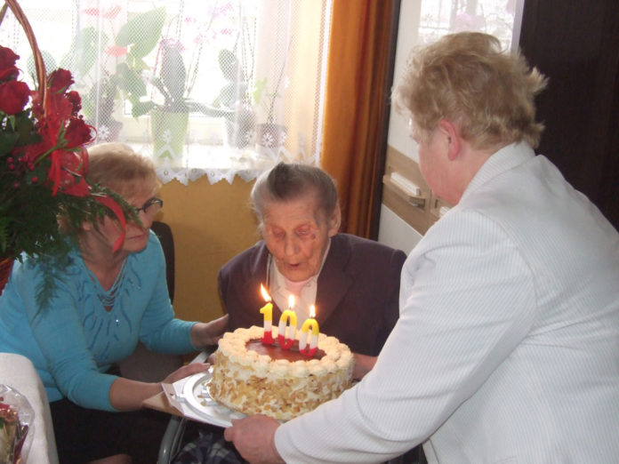 Tort urodzinowy dla stulatki Anieli Jaros