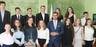 Najlepsi uczniowie nagrodzeni przez burmistrza Najlepsi uczniowie nagrodzeni przez burmistrza