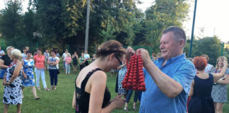 Integracja kół gospodyń Adam Domagała wręcza małopolskie korale