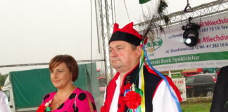 Deszczowe dożynki w Bukowskiej Woli Starostowie tegorocznych dożynek - miechowski.pl