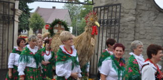 Piękne wieńce zmoczył deszcz Dożynki Gminne w Książu Wielkim - miechowski.pl - fot. K. Capiga