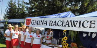 Racławickie przyśpiewki i tańce na Żniwograniu Reprezentacja gminy Racławice na Dożynkach Powiatowych - miechowski.pl