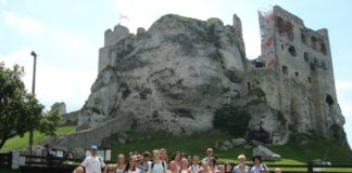 Wakacyjna wycieczka z CKiS Uczestnicy wakacyjnej wycieczki z CKiS w Ogrodzieńcu - miechowski.pl