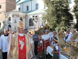 Tłumy na wojewódzkich dożynkach w Miechowie Biskup kielecki Jan Piotrowski poświęcił wieńce dożynkowe - miechowski.pl