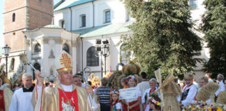 Tłumy na wojewódzkich dożynkach w Miechowie Biskup kielecki Jan Piotrowski poświęcił wieńce dożynkowe - miechowski.pl