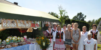 Przyśpiewki z gminy Książ Wielki Reprezentacja gminy Książ Wielki na Dożynkach w Przybysławicach - miechowski.pl