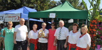 Wójt Kozłowa tańczący na scenie Reprezentacja gminy Kozłów z wójtem Basą - miechowski.pl