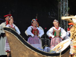 „Miechowiacy” uświetnili Dożynki Województwa Małopolskiego Miechowiacy na inaugurację Dożynek Województwa Małopolskiego Miechów 2016 - miechowski.pl