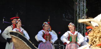 „Miechowiacy” uświetnili Dożynki Województwa Małopolskiego Miechowiacy na inaugurację Dożynek Województwa Małopolskiego Miechów 2016 - miechowski.pl