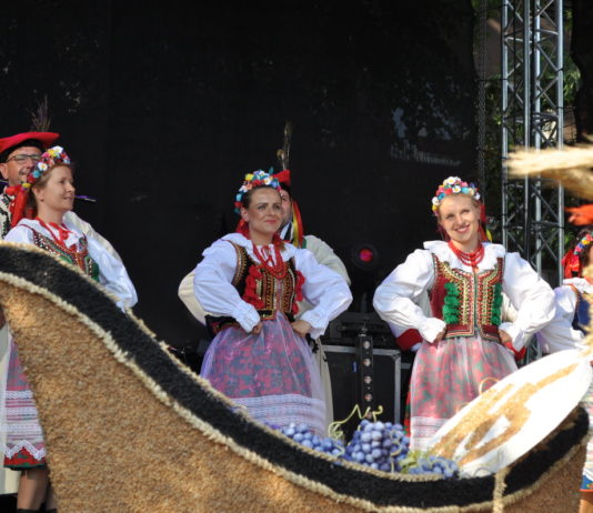 „Miechowiacy” uświetnili Dożynki Województwa Małopolskiego Miechowiacy na inaugurację Dożynek Województwa Małopolskiego Miechów 2016 - miechowski.pl