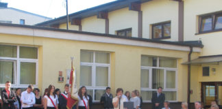 Pierwszy dzwonek w „Ekonomiku” Inauguracja roku szkolnego 2016/2017 w Zespole Szkół Nr 1 w Miechowie - miechowski.pl