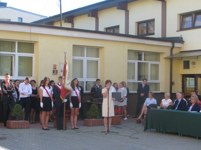 Inauguracja roku szkolnego 2016/2017 w Zespole Szkół Nr 1 w Miechowie - miechowski.pl