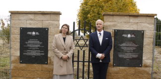 Tablice pamiątkowe na cmentarzu żydowskim w Miechowie