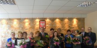Nauczyciele z nagrodami wójta kliknij zdjęcie aby powiększyć...
