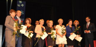 Burmistrz i dyrektorzy nagrodzili nauczycieli w dniu ich święta Nagrodzeni przez burmistrza nauczyciele - miechowski.pl - fot. K. Capiga