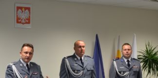 Podinspektor Tomasz Drożdżak Komendantem Powiatowym Policji Nowy komendant podinsp. Tomasz Drożdżak w środku - miechowski.pl