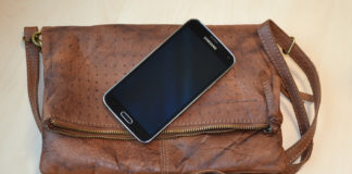 Policjanci odzyskali skradziony telefon komórkowy. Kobieta usłyszała zarzut